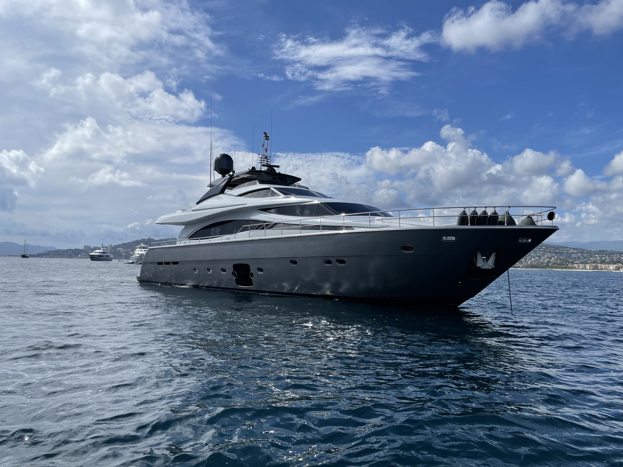 Ferretti 881