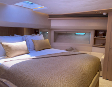 Ferretti 881